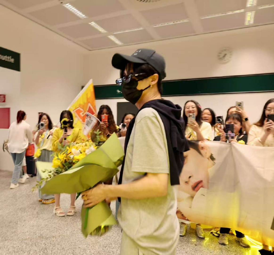 檀健次米兰接机应援檀健次和小炭火米兰接机大合照 粉丝一定幸福晕了！ 檀健次