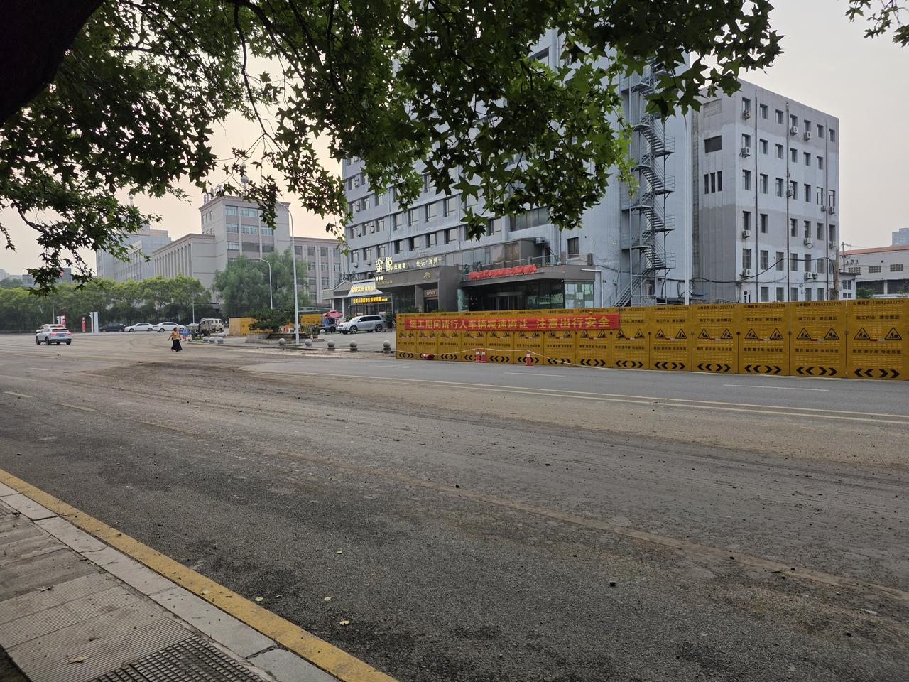 拆除教师进修学院、住宅楼等建筑后，大卡车每日穿梭往来，不断往外运送残砖断壁。卡车