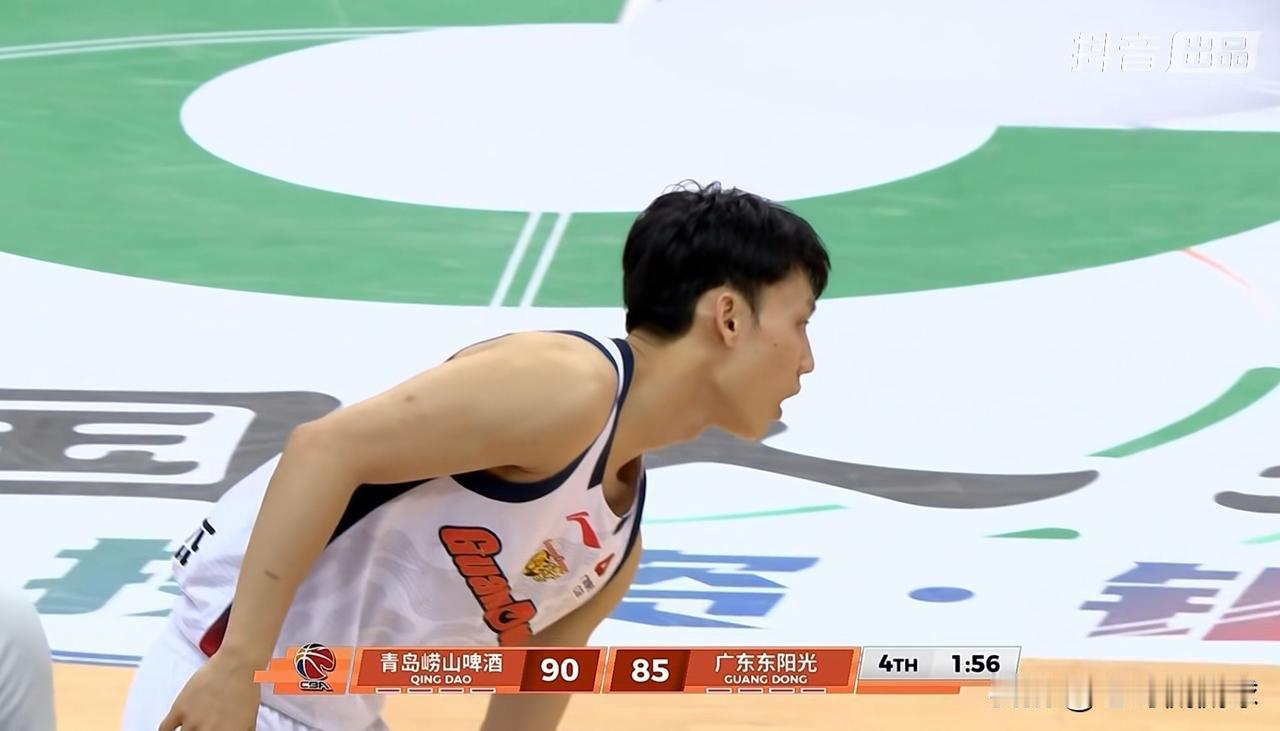 广东东阳光主帅杜峰对徐杰真是太狠心了！在今天广东东阳光客场挑战青岛崂山啤酒的比赛