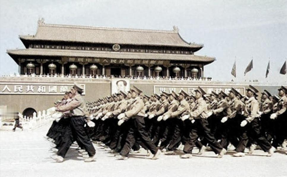 1963年国庆，毛主席见到一名少尉排长，当场询问：“你是不是那个‘口出狂言’的人