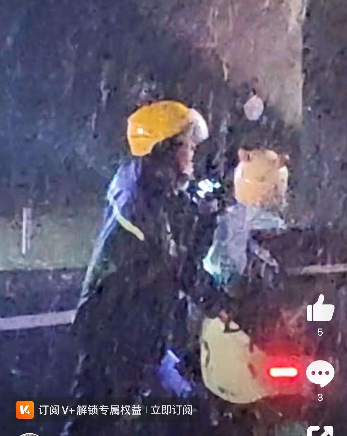 下班偶遇这一幕鼻子一酸，暴雨中带孩子送外卖的妈妈，默默的孩子，坚强的妈妈。也许有