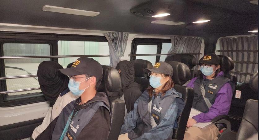 香港海关周一（9日）在葵涌捣破一个怀疑私烟贮存仓库，检获约500万支怀疑私烟，估