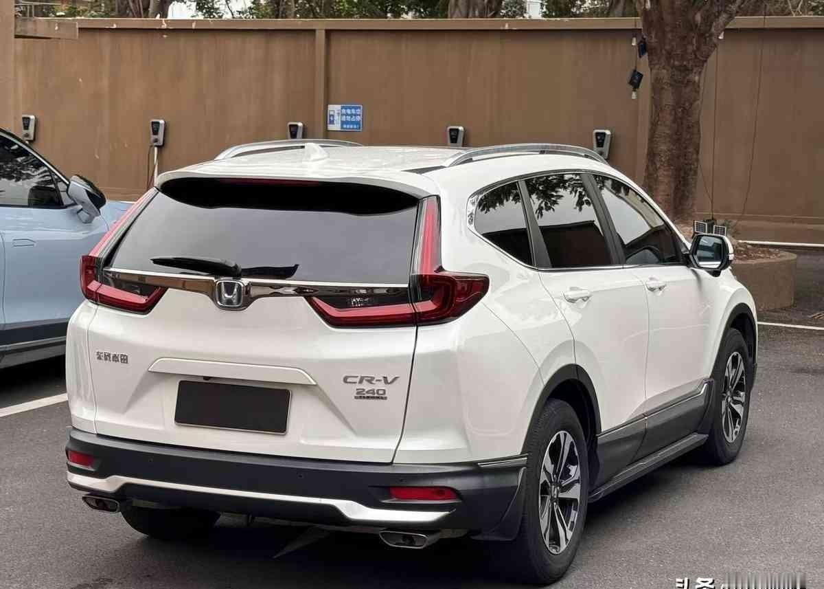 我姑父那台2022年的CR-V，方向盘上的皮子磨得有点发亮了。
一股火腾上来，又