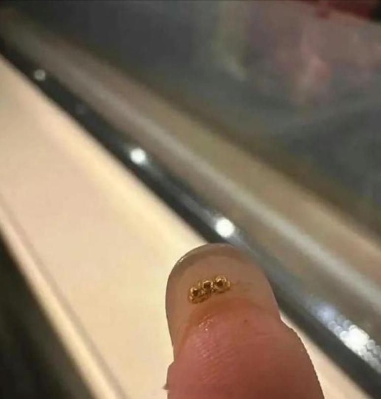 怪不得金店不允许留长指甲呢 