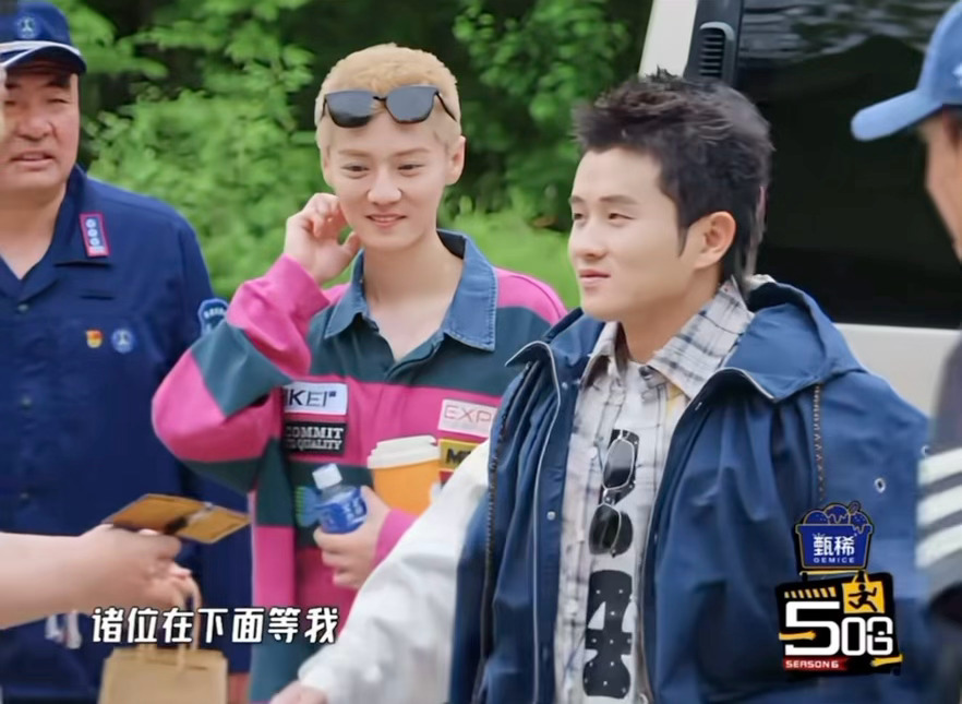 鹿晗哈哈哈哈哈 🦌我不爱照镜子  拒绝不了任何一切反光的东西🤣 