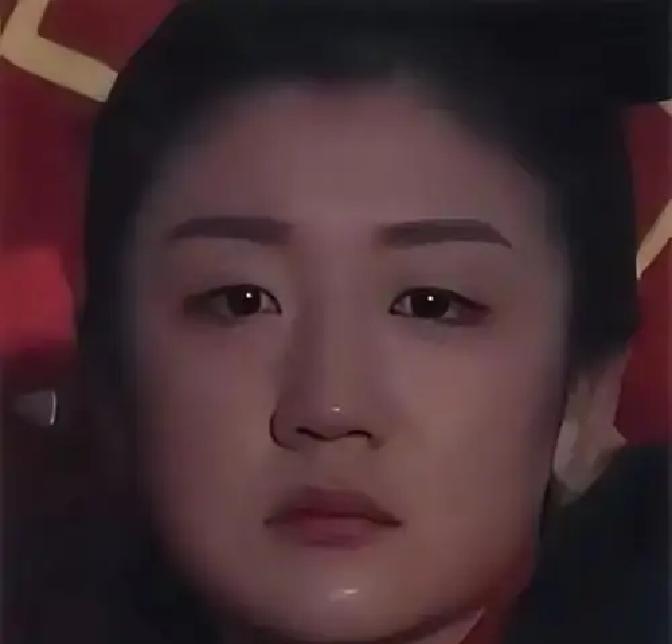 说她假哭的人，没看到她家门上贴的“退役”纸条。
过去三年，这位被喊“老将”的女人