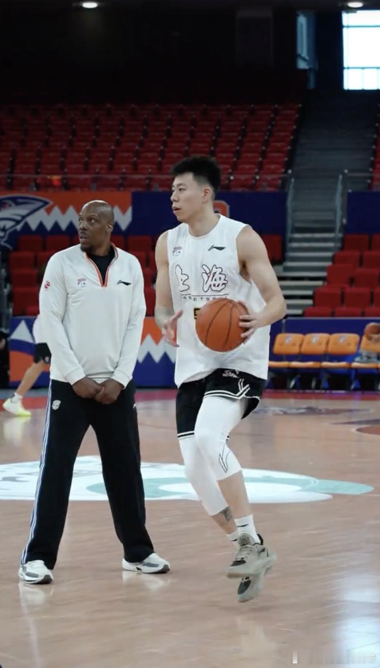 张镇麟赛季首秀张镇麟热身图片——据说是第一个来球场训练的人！上海男篮vs吉林男篮
