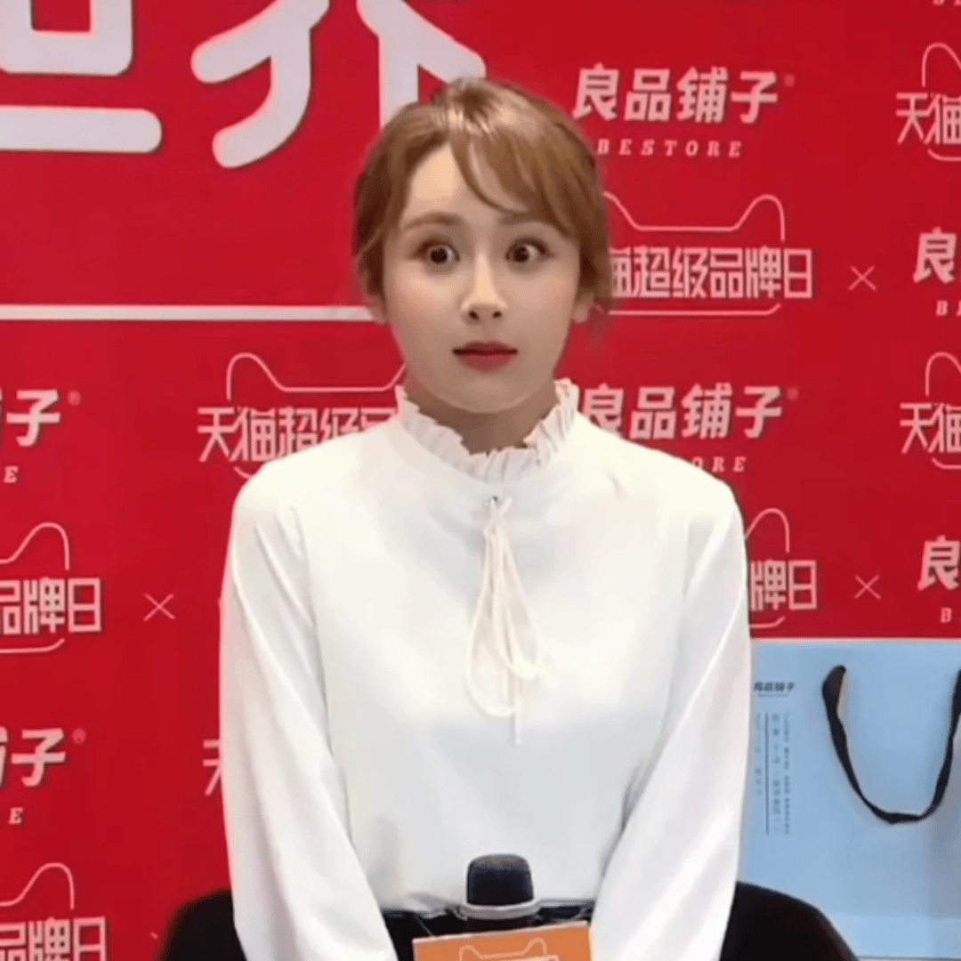 笑死，原来杨紫著名表情包高清图是这样的，更可爱了😆😆😆 