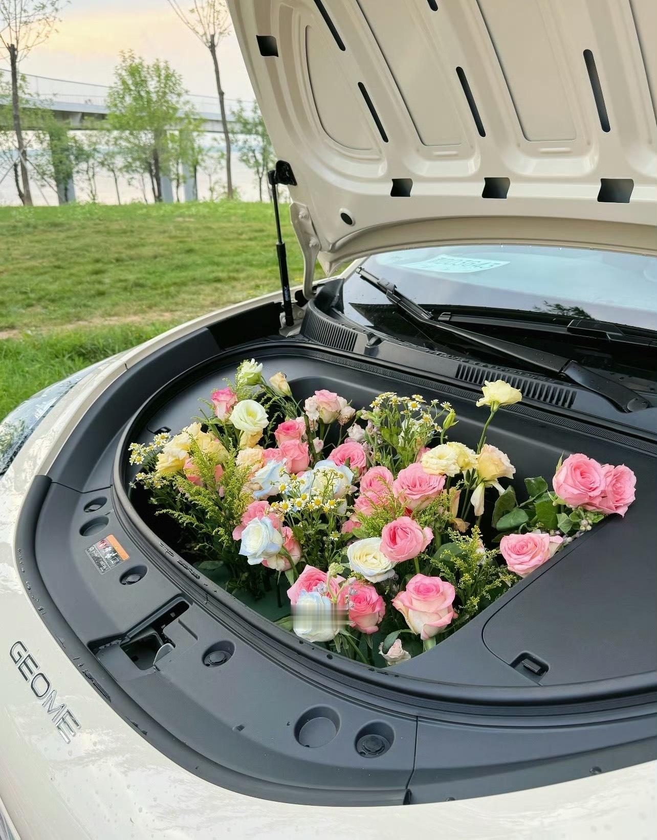 前备箱用起来什么感受 当然是方便好用啦！全车上下突然多出来一处储物空间，一下都不