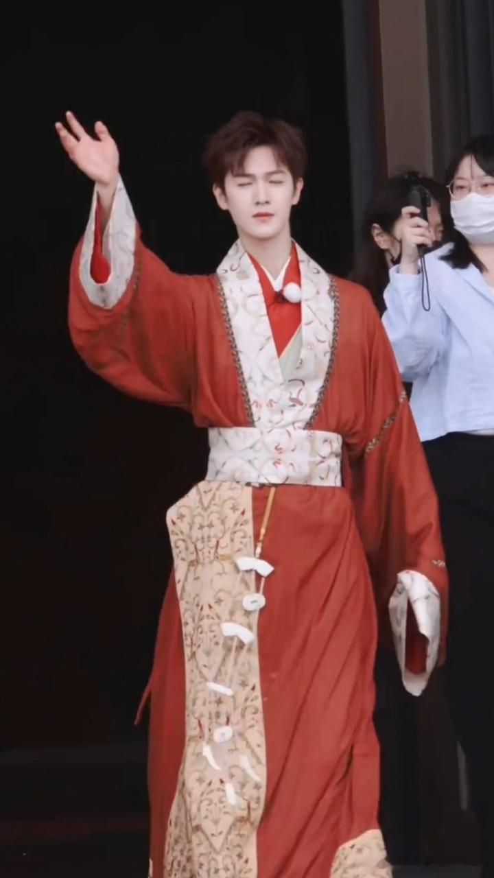 李昀锐差点被绊倒李昀锐差点被衣服绊倒 谁懂啊，李昀锐出门就全身心和粉丝打招呼、送