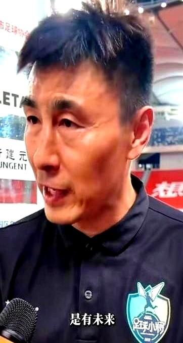 前国足的“球霸”李玮峰，一声不吭好几年，突然隔空喊话。
他看着那帮02年的老哥们