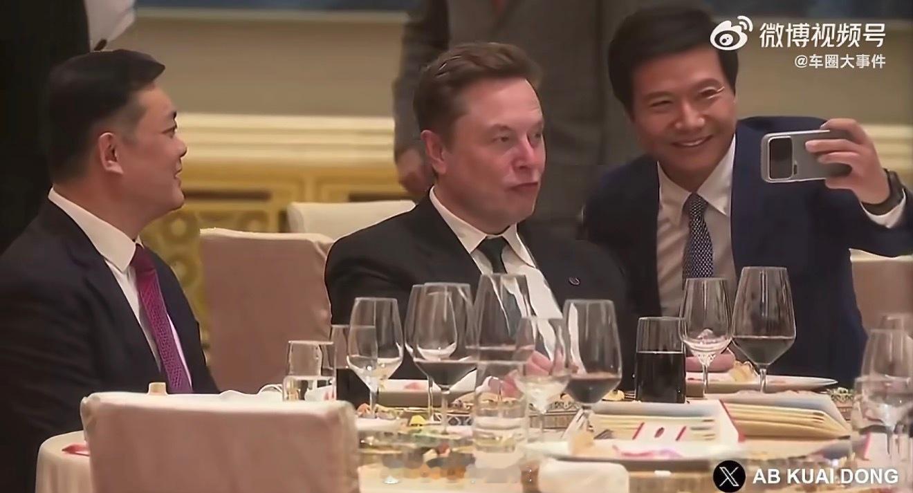 雷军马斯克合影2013年7月，雷军与马斯克首次合影，地点在美国特斯拉公司。202