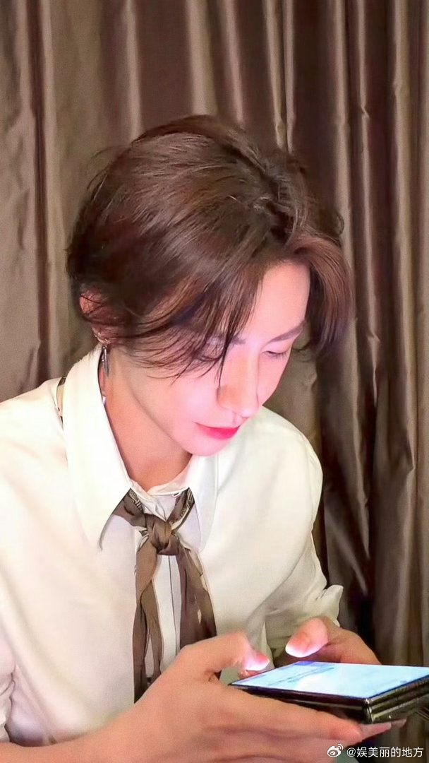 小鬼出道八周年直播 八周年直播全是细节！温柔回应每个粉丝，双向奔赴的感觉太好，有