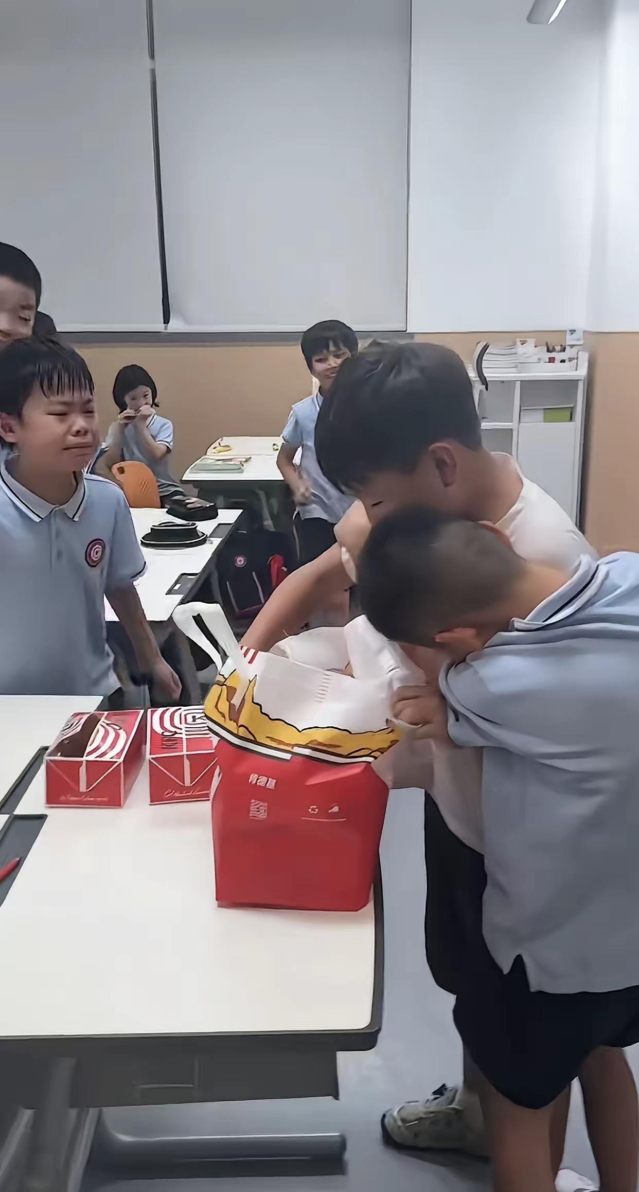 妈妈开2小时车送他回原校，推门那一刻，所有同学都哭了！

那天下午，我已经在车上