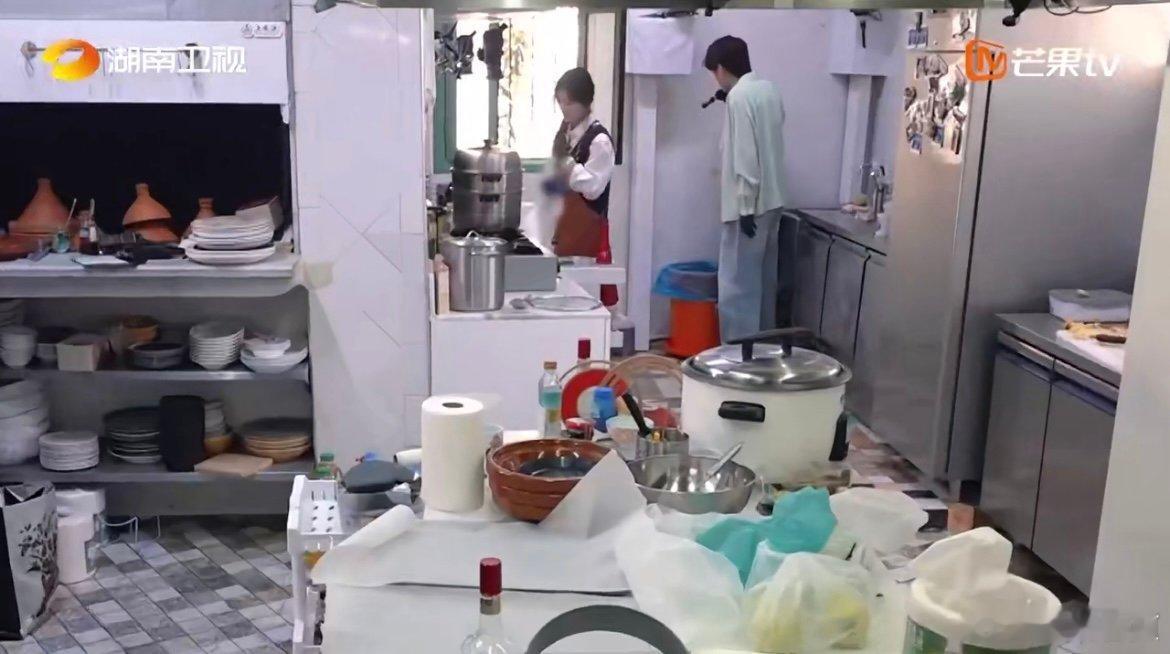 翟潇闻[超话]翟潇闻一款全自动闯祸机 小翟熬糖浆的过程：自信满满→尝一口懵圈→加