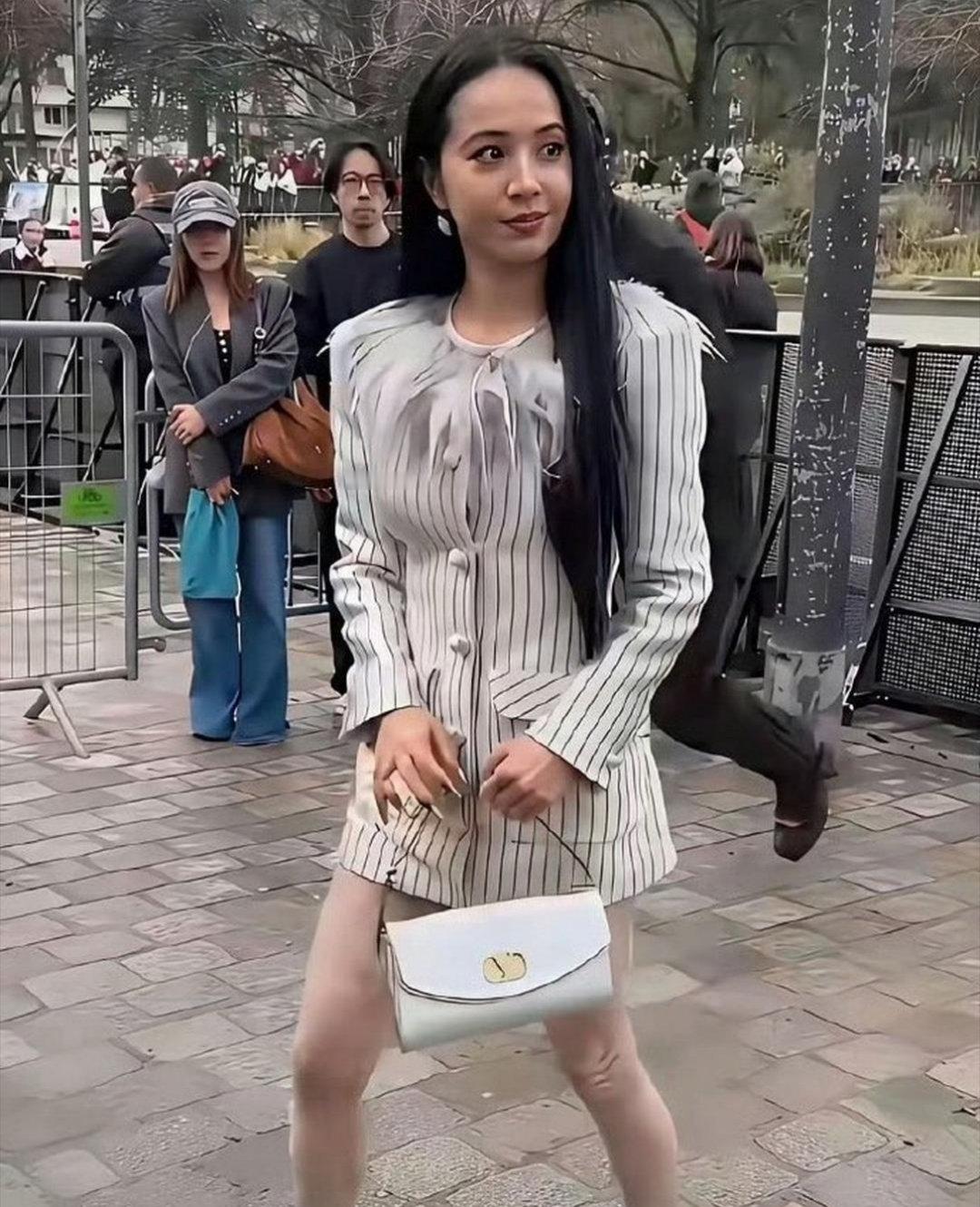 蔡依林这比例像偷穿了妈妈的高跟鞋。脸未老，腿先老… 
