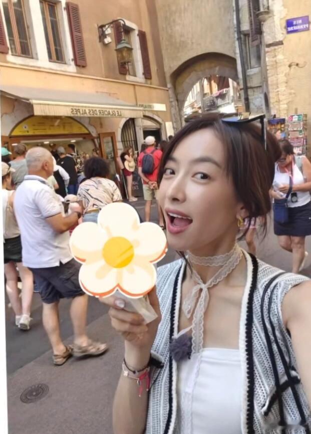 宋茜录制花少时去吃了全法国排名第九的冰淇淋，结果被节目组打码了，这是怕暴露时间线