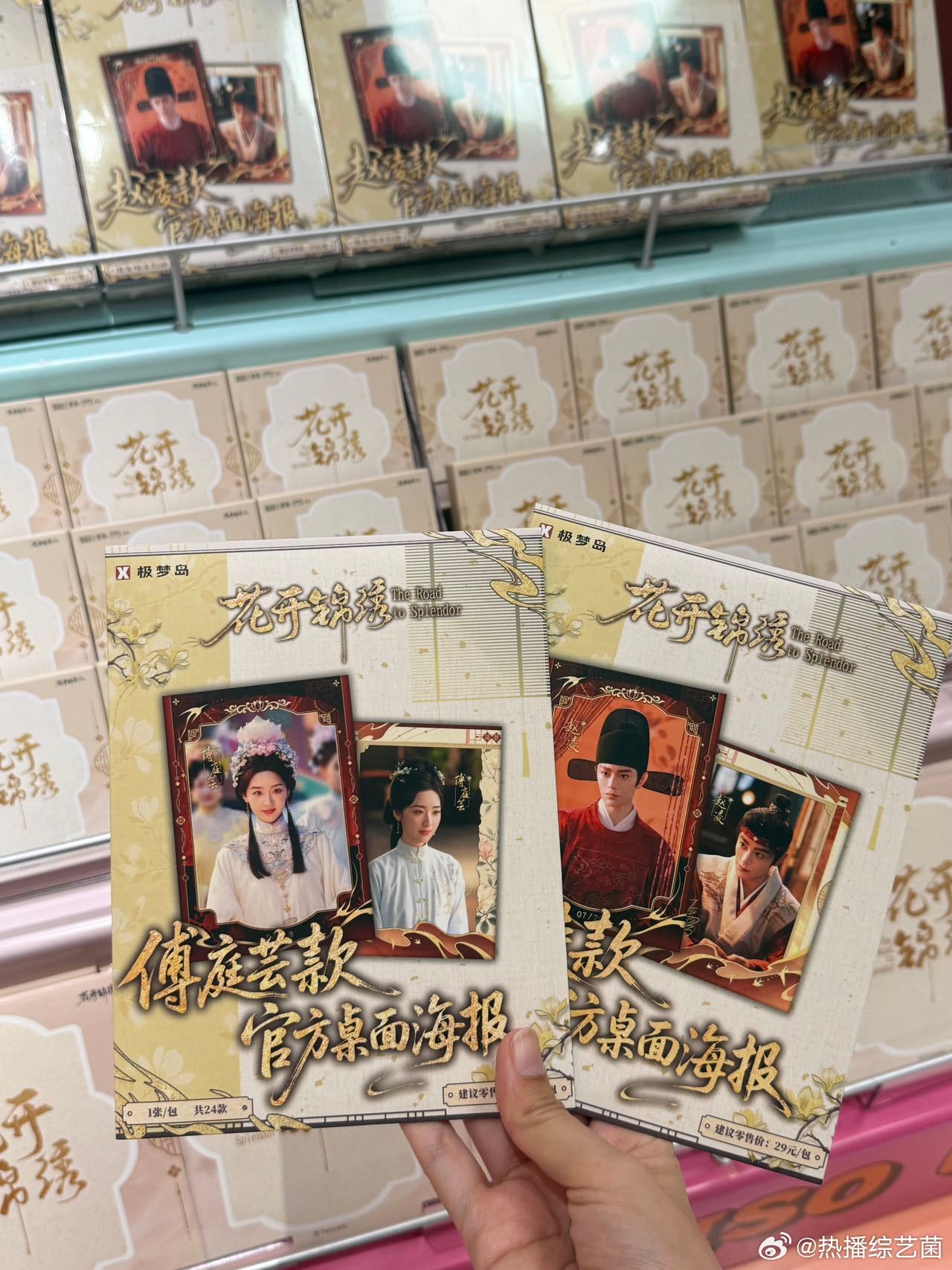 明朝的浪漫在杭州具象化了一踏入门店便坠入锦绣世界，古色古香的细节随处可见，杭州广