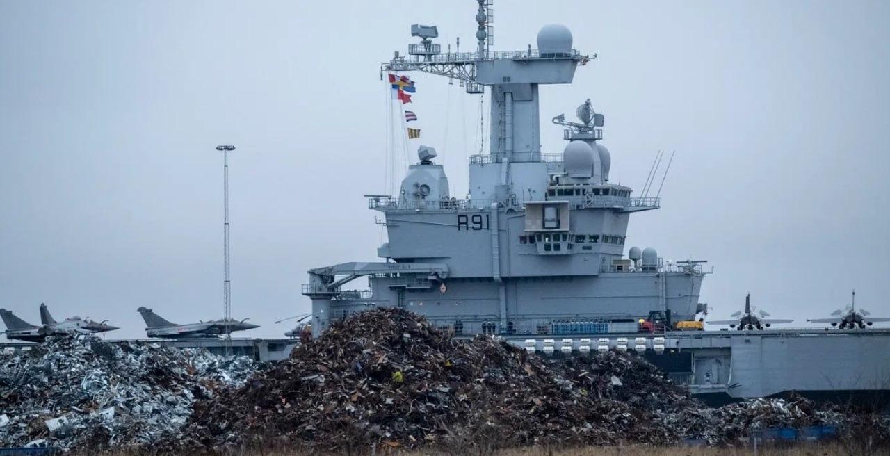 法国核动力航空母舰R91“戴高乐”号于24日抵达瑞典马尔默港。该舰将在马尔默停留