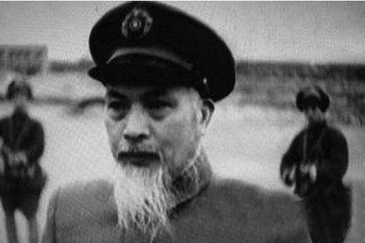 这是一张老照片，拍摄于1948年。照片中这位大胡子国军军官是辽沈战役时在锦州被解