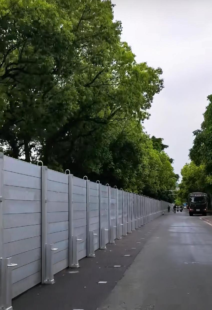 桂林人关心的移动防洪墙立起来了

不要担心，部队来参与提前演练。移动防洪墻看着挺
