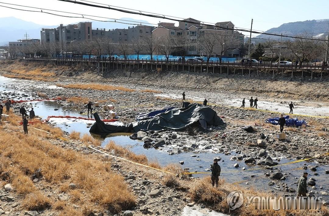 【韩国武装直升机坠毁，2人重伤】2月9日，据韩联社报道，韩国一架军用直升机在该国