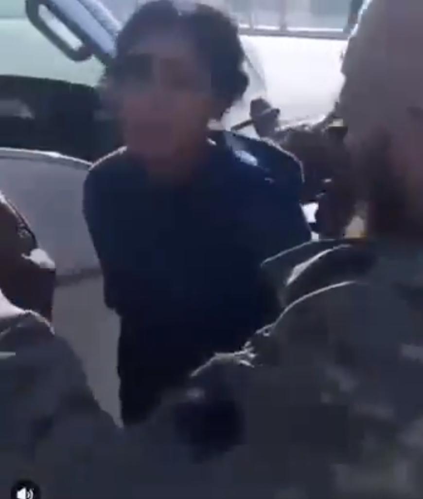 叙利亚军队在阿勒颇粗暴地拘留了一名被俘的库尔德女战士，俘虏者揪住她的头发，并辱骂