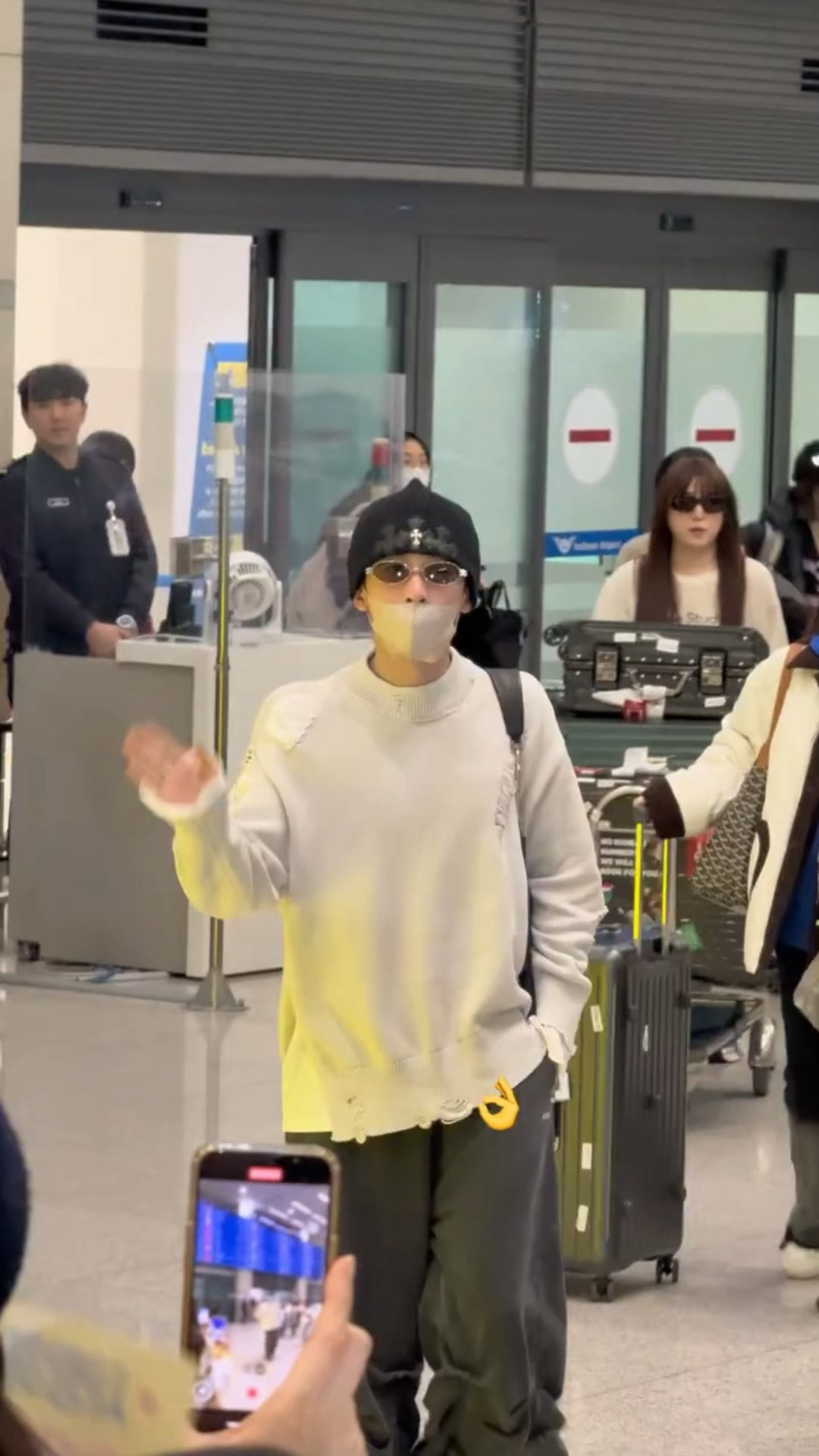 檀健次韩国到达，好多人来接啊！！！檀健次韩国到达人气 韩国机场偶遇檀健次