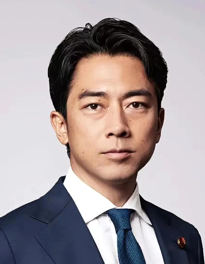44岁小泉进次郎又来了！去年首轮出局的“首相少爷”，今天把“废除派系”挂嘴边，民