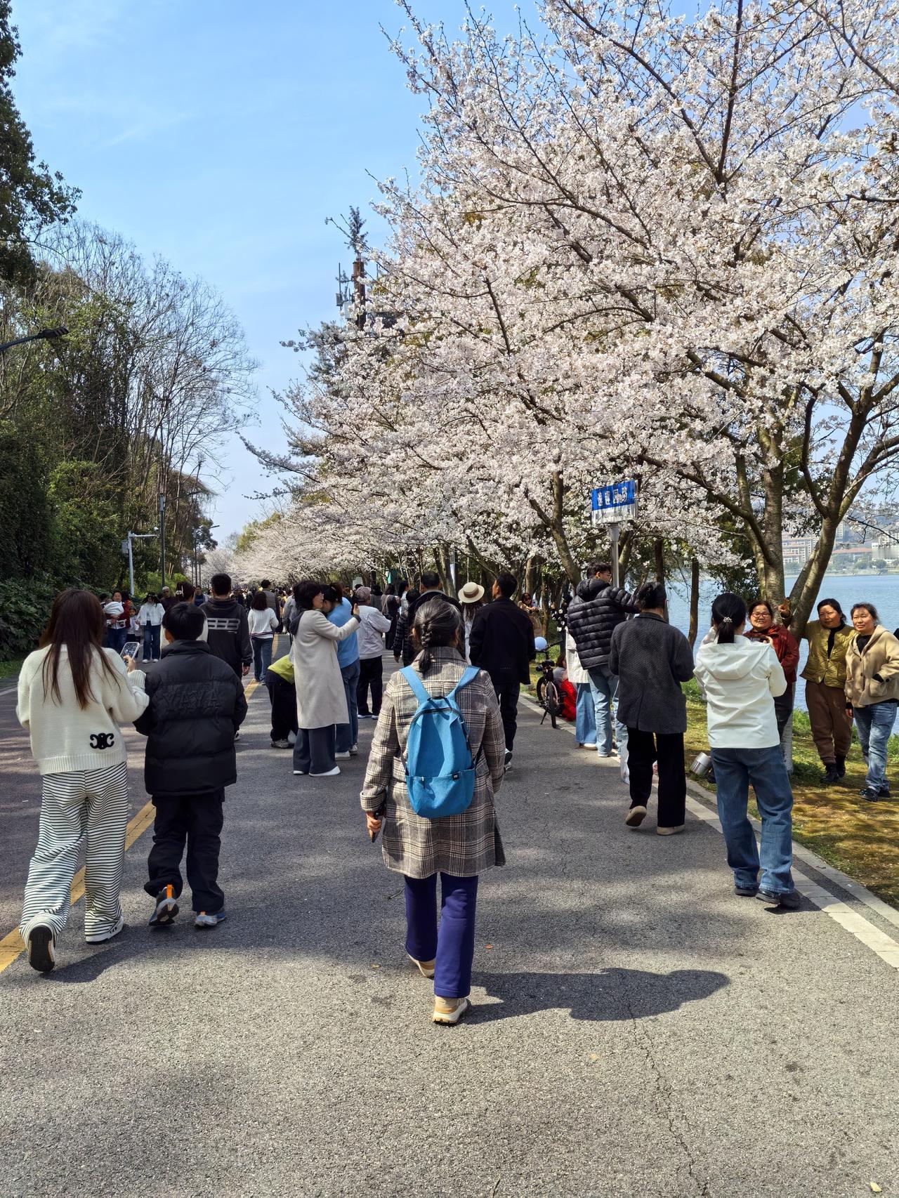 我超认同“人穷不可怕，心穷毁一生”。兜里没钱只是日子紧巴，像老一辈人，早年生活穷