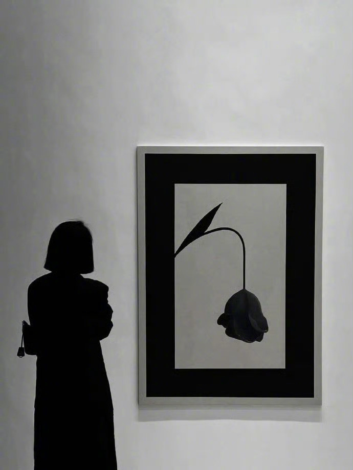 人天生的适应性，能帮助人类习惯所有的东西，适应所有的环境。再怎么好的东西，再怎么