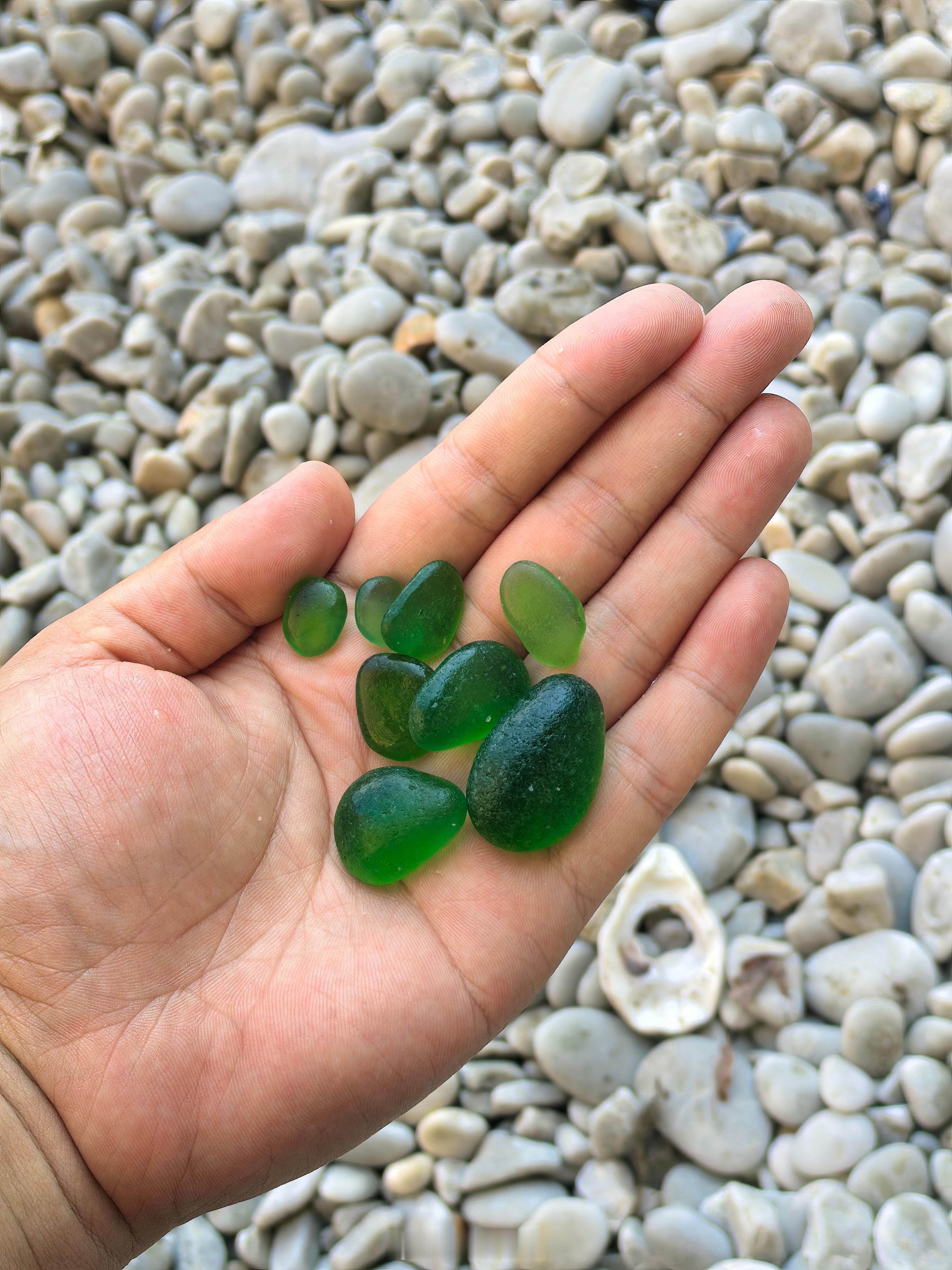最近翡翠视频刷多了儿子下午在海滩上捡的“绿宝石”，这要是翡翠，能卖多少钱有几颗快