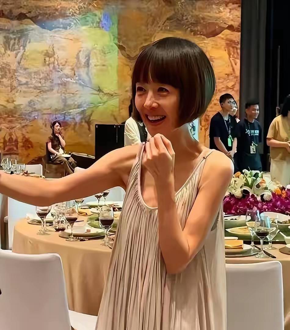 56岁的鲁豫瘦成纸片人的事儿，最近又引发了热议。今年2月在成都老街，她一袭卡其色