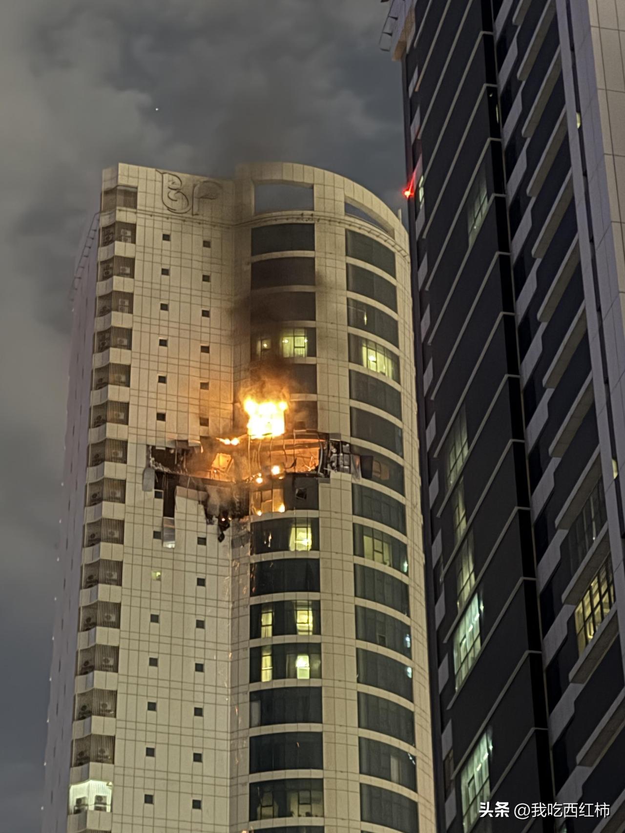 巴林..吃完饭我对面楼这样了。
28号晚上去附近的酒店吃了个自助，差不多吃完听到