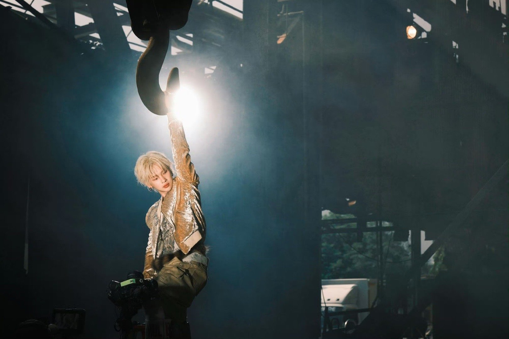 周震南MILLI新歌MV上线 这支MV是来整顿内娱审美标准的吧？周震南在镜头前的