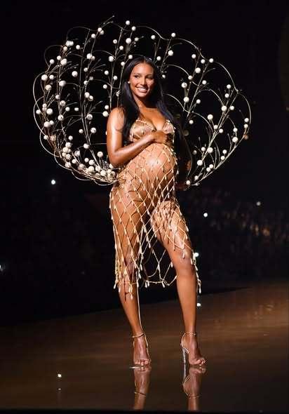 2025维密大秀 回归的第二年,制作水准比去年好了很多,当然“正确”的含量仍然不