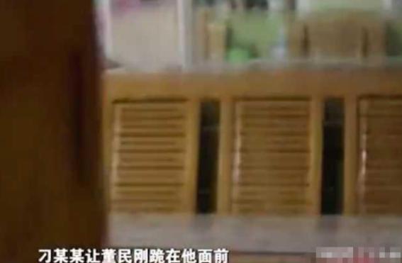 太解气了！河北邢台巨鹿县，一村霸翻墙跳进老实人院子。进屋踹卧室门，当着丈夫面把人