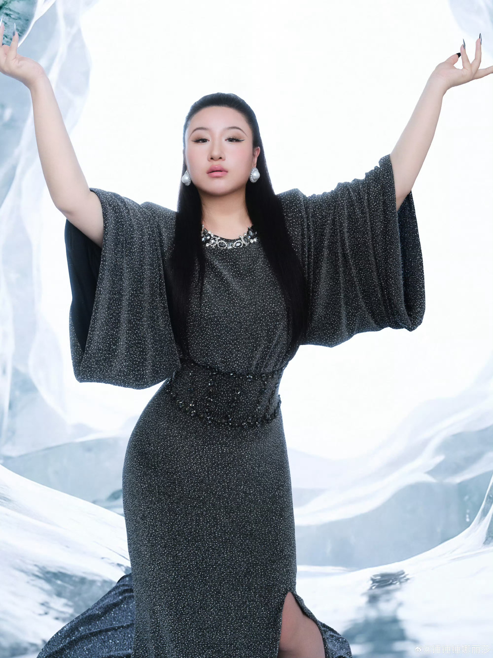 锤娜丽莎电影圈姐也来逛逛从歌手奔赴电影盛典，自带舞台唱功与表演功底，期待锤锤更多