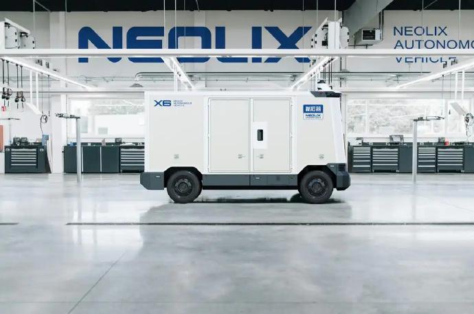 中国无人配送企业新石器宣布，公司大规模车队已运抵阿联酋，启动部署工作。受中东地区