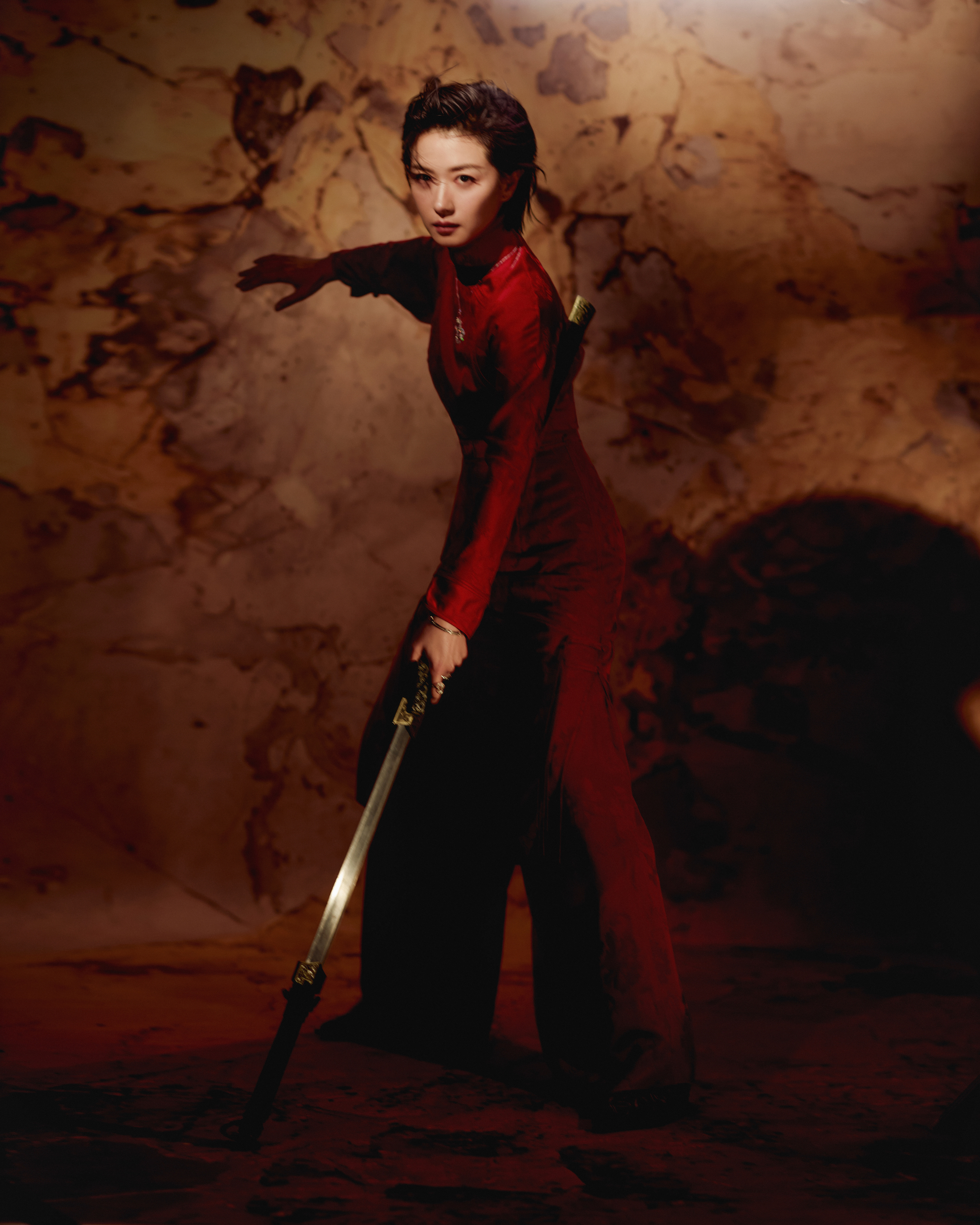 万茜英气万茜御剑造型 一袭中式红裙尽显飒爽英姿，眉眼间自带气场，将东方雅致与巾帼