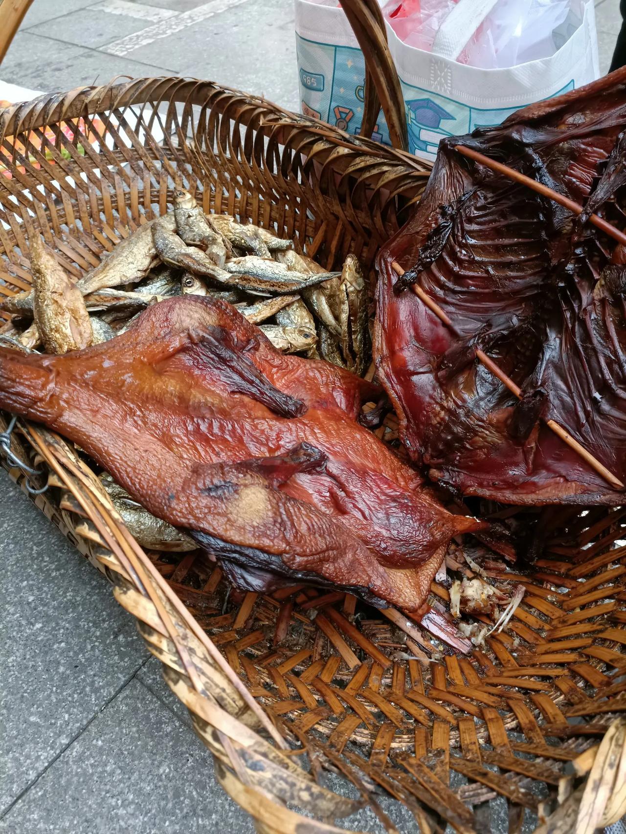 早上看到一位大叔卖这些腊菜，看着蛮有食欲，他说腊鸭六十块钱一只，鸭子好大个有两斤