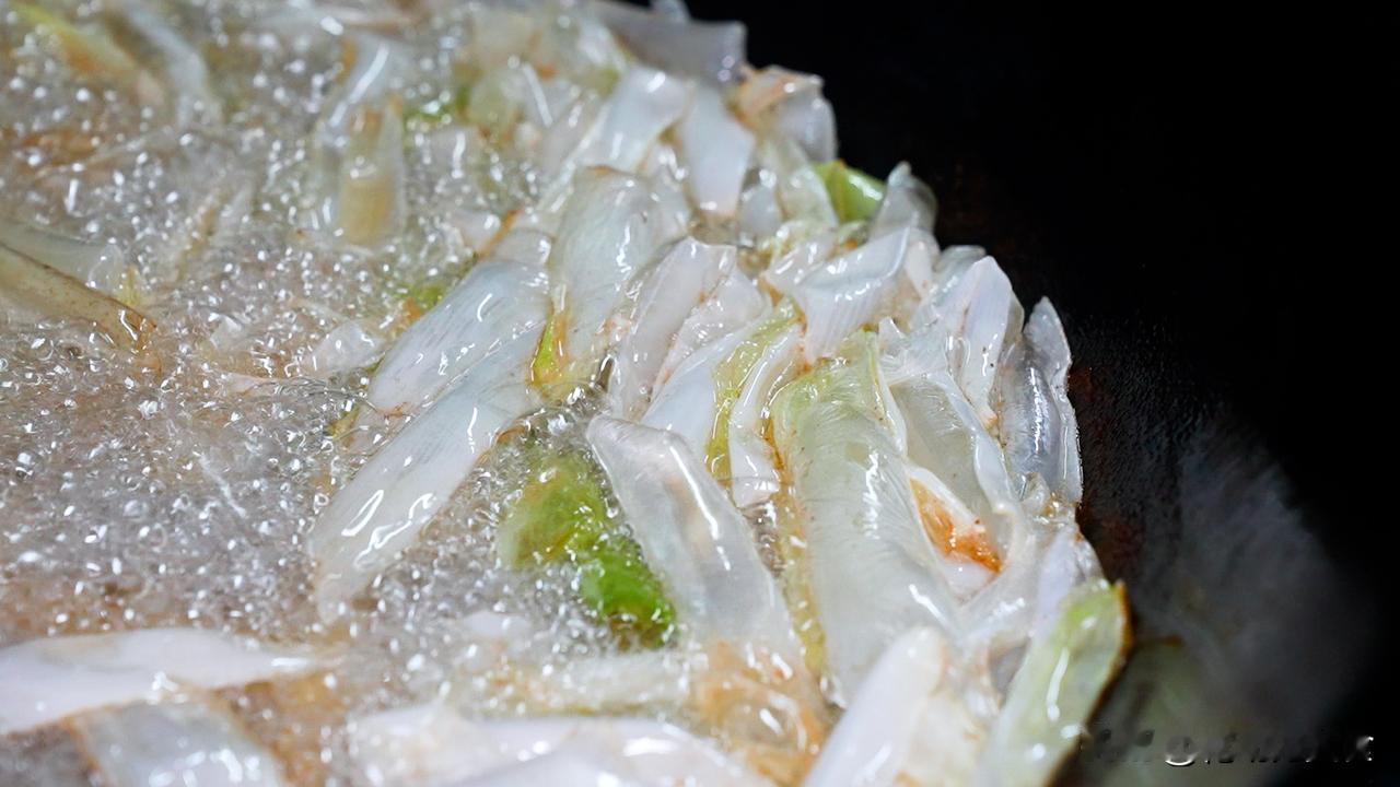  
10块一碗的实惠价里藏着实在功夫——麦仁吊足火候，荞麦面现压现煮筋道弹牙，过