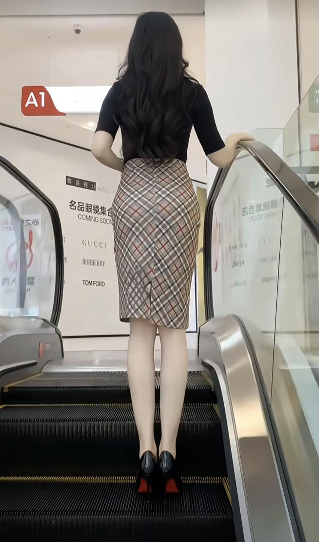 男人喜欢一个女人是看长相还是身材鱼与熊掌须兼得，长相与身材须并重！