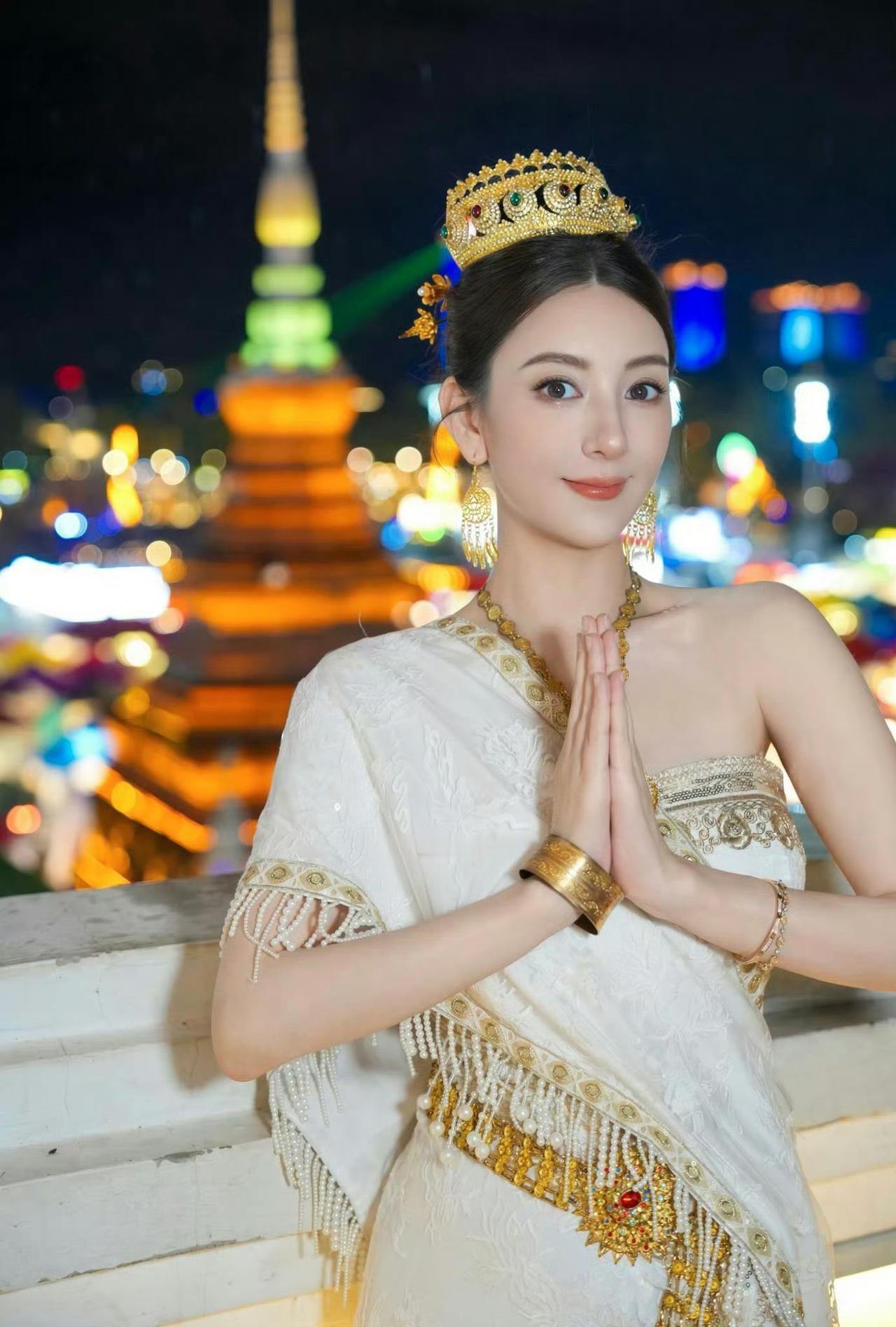 郭富城赢麻了，全网都在夸他的老婆年轻漂亮！

近日郭富城的小娇妻方媛挺着孕肚在西