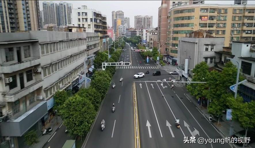 广东吴川市的解放路，多年来一直都是这座城市最为重要的主干道，也一度是繁华的街区。