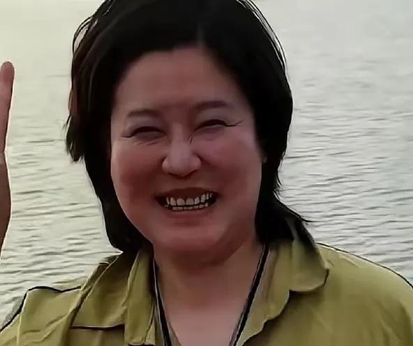 要是没人提醒，谁敢相信眼前这位眯着眼、双下巴隐现的短发大姐，竟是当年那位1米78