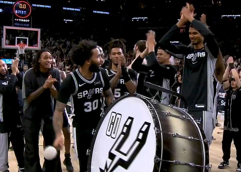 马刺19分逆转尼克斯，今天赛后敲鼓的人是尚帕尼。在文班末节伤退的情况下，尚帕尼全