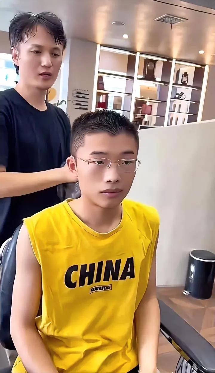 郭有才年轻的时候，还是个孩子，当时就已经很帅了。
虽然眼睛不大，但是很精神，
虽