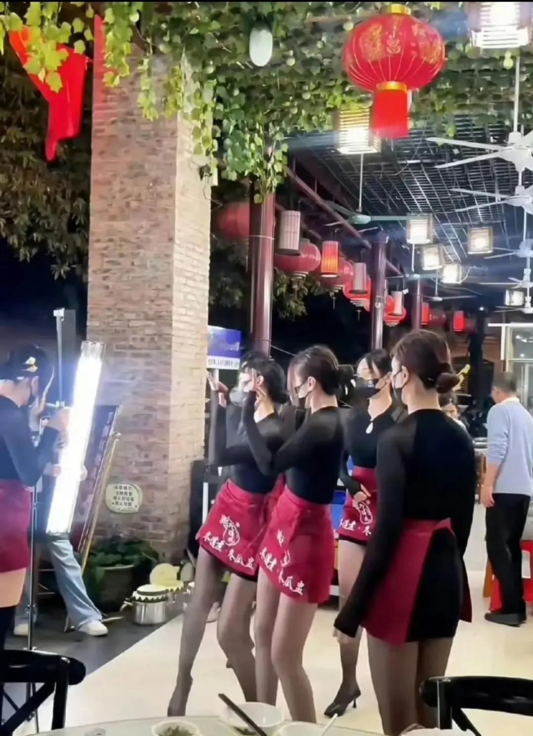 服务员穿成这样子，这家餐厅的生意不好才怪呢。