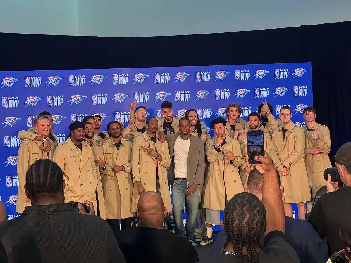 每人24万元大礼包一份……
亚历山大不愧是NBA史上最大方的MVP获得者，直接用